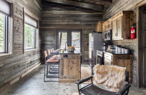 Last Chance House | Pet Friendly Home! Pheasant Tail Villa | Cozy Cabin | World-Class Fishing | Fire Pit | BBQ