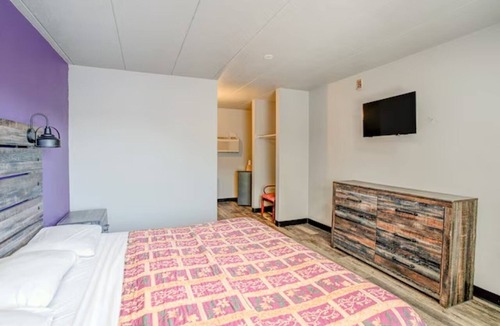 Oak Lawn Hotel | Pet-Friendly King Bed Stay near Wolfe Wildlife Park | Functional & Free Parking!