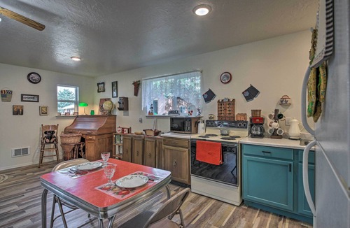Libby Apartment | Pet-Friendly Libby Cottage w/Mountain Views!