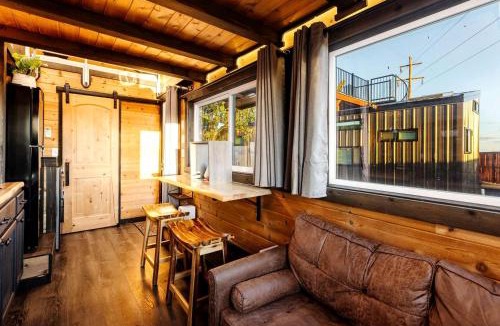 Apple Valley House | Pet-Friendly Modern Tiny Home with Red Rock Views & Private Deck Near Zion National Park, Apple Valley Utah