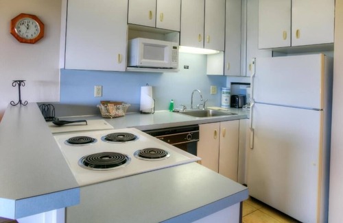 Ocean Shores Apartment | Pet-Friendly Retreat w/Fireplace, Pool, BBQ & Direct Beach Access