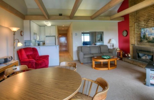 Ocean Shores Apartment | Pet-Friendly Retreat w/Fireplace, Pool, BBQ & Direct Beach Access