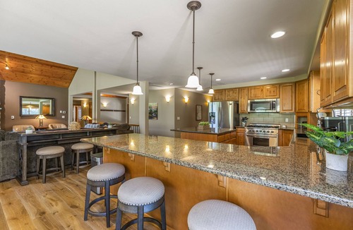 Cle Elum House | Pet-Friendly Retreat | Room to Play, Space to Relax + GameRm/Spa & 1PM In/Out