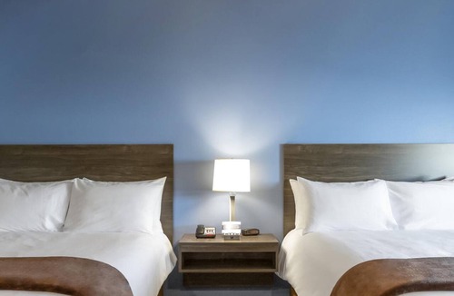Jonesboro Hotel | Pet-Friendly Room w/Free On-Site Parking | Near Caraway Plaza