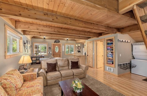 Ardenvoir Cabin | Pet-Friendly, Serene Mountain Cabin Lake Near Wenatchee State Park with a Hot-Tub to Relax Under the Stars, Washington