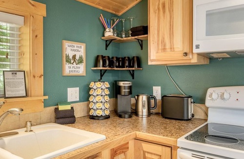 Ardenvoir Cabin | Pet-Friendly, Serene Mountain Cabin Lake Near Wenatchee State Park with a Hot-Tub to Relax Under the Stars, Washington