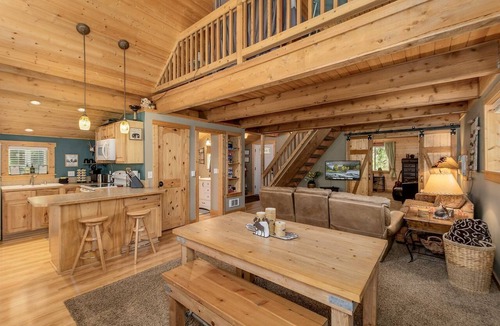 Ardenvoir Cabin | Pet-Friendly, Serene Mountain Cabin Lake Near Wenatchee State Park with a Hot-Tub to Relax Under the Stars, Washington