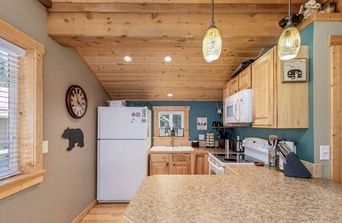 Ardenvoir Cabin | Pet-Friendly, Serene Mountain Cabin Lake Near Wenatchee State Park with a Hot-Tub to Relax Under the Stars, Washington