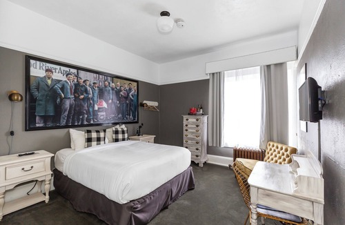 Hood River Hotel | Pet-Friendly Stay | On-Site Restaurant | Walk to Mt Hood Railroad