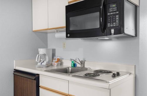 Ocean Shores Condo | Pet-Friendly Studio with Kitchenette & Pool Access