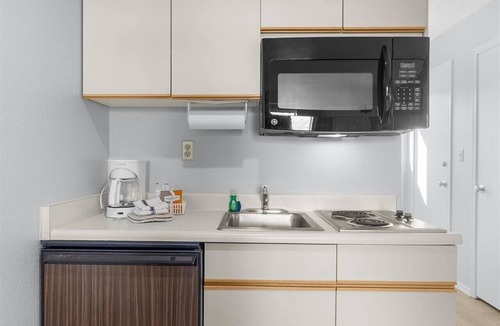 Ocean Shores Condo | Pet-Friendly Studio with Kitchenette & Pool Access