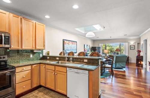 Carbondale Apartment | Pet-Friendly Top-Floor Downtown Carbondale Retreat with A/C, Views & Walkable Main Street