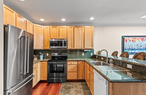 Carbondale Apartment | Pet-Friendly Top-Floor Downtown Carbondale Retreat with A/C, Views & Walkable Main Street