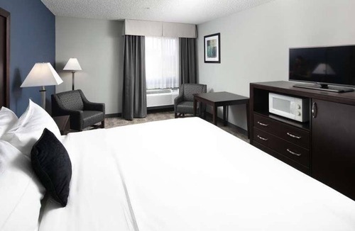 Sequim Apartment | Pet Friendly Unit in Red Lion Inn & Suites Sequim, Pool, Breakfast, Parking