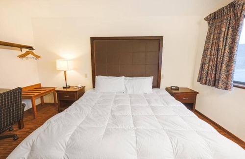 Harlan Hotel | Pets Welcome, Room Near Purple Door & Free Parking