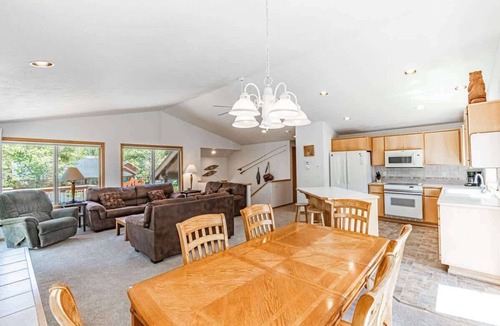 Sunriver House | PF, hot tub, Mt Bachelor views new carpet AC sharc