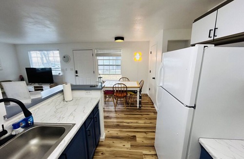 Hillcrest Apartment | Phoebe’s Place Friends-Themed Newly Renovated 2BR Pet Friendly Near Airport & Downtown
