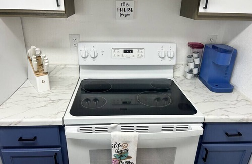 Hillcrest Apartment | Phoebe’s Place Friends-Themed Newly Renovated 2BR Pet Friendly Near Airport & Downtown