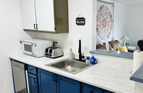 Hillcrest Apartment | Phoebe’s Place Friends-Themed Newly Renovated 2BR Pet Friendly Near Airport & Downtown
