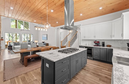 Crumpler House | Phoenix Lodge - Killer Mountain Views, Hot Tub, Firepit + Sleeps 10