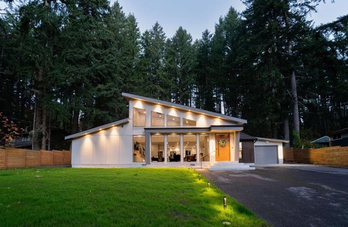 East Renton Highlands House | Pickleball Court Pool Table Fire Pit Private