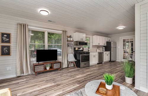 South Haven Cabin | Pickleball | HotTub (Shared) | 2.5 Acres | DogOK| FirePit