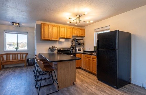 Draper Apartment | Pickleball - Mini Golf - Skiing - Games - Mt. Biking - Cozy Private Suite