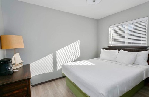 Grayland Hotel | Pickleball | Two Queen Beds | Hot Tub