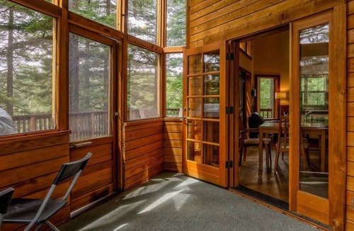 Ashland Cabin | Pilot Rock Cabin w/Jacuzzi and Wood Stove at Green Springs Inn