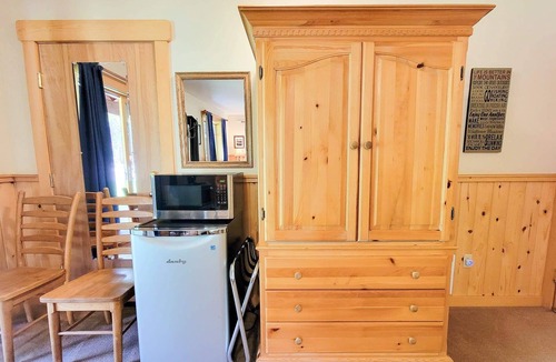 Mazama House | Pine Plus - king bedroom at The Inn At Mazama