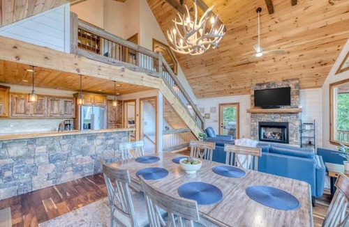 Epworth House | Pineview Escape - Hot tub, arcade & mountain views