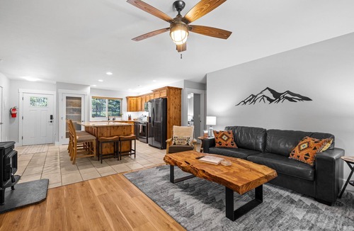 McCall House | Pineview on Baycolt- great parking with hot tub near downtown and golf course