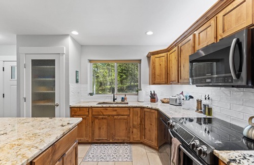 McCall House | Pineview on Baycolt- great parking with hot tub near downtown and golf course