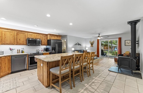 McCall House | Pineview on Baycolt- great parking with hot tub near downtown and golf course