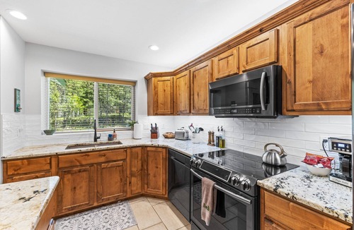 McCall House | Pineview on Baycolt- great parking with hot tub near downtown and golf course