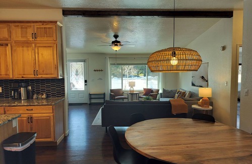 Oregon Water Wonderland House | Pinewood Place . Hot tub . King Bed . Sleeps 9