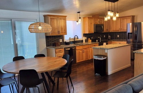 Oregon Water Wonderland House | Pinewood Place . Hot tub . King Bed . Sleeps 9