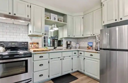 North End Cottage | Pink House Cottage with Private Entrance!