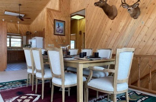 Wapiti House | Pinnacle of Wapiti- On the Way to Yellowstone, Large Family Home, close to River Access