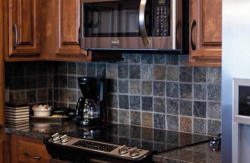 Coeur d'Alene Apartment | Pinot Point -Steps to eateries, shops, ¢ennial