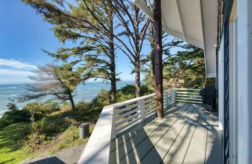 Gold Beach House | Pirate Cove - 2 BR Home Oceanfront with Ocean Access