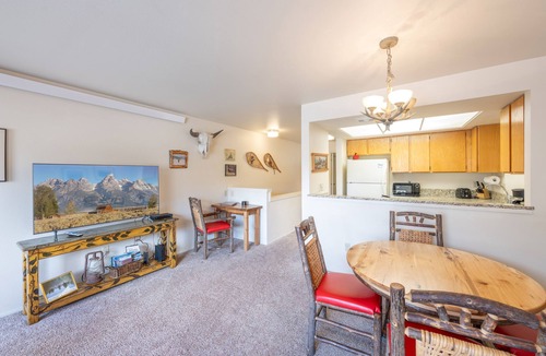 Jackson House | Pitchfork 539: Town of Jackson- Large Condo- Walk to Town Square