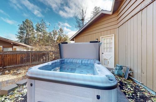 Larkspur House | Pleasant PNW retreat with enclosed yard, grill, & W&D - dogs ok, near skiing