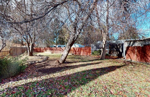 Larkspur House | Pleasant PNW retreat with enclosed yard, grill, & W&D - dogs ok, near skiing