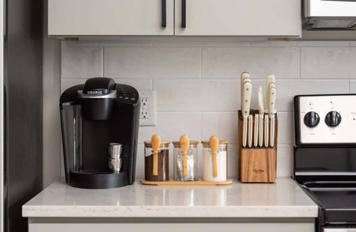 Edgehill Apartment | Plush Haven on Music Row - Parking, Rooftop Lounge