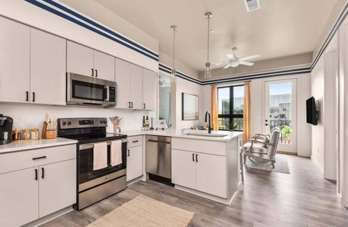 Edgehill Apartment | Plush Haven on Music Row - Parking, Rooftop Lounge