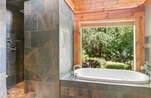 Mirrormont House | PNW King Suite - JettedTub - Mountain View Retreat