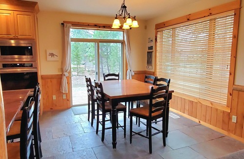 Sunriver Cabin | PNW Luxe Lodge- 4 Suites, Game Rm, Loft, 12xSHARC, Bikes, Hot Tub, Big Deck, ADA