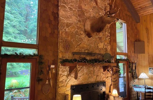 Forks Apartment | Pocahontas Lodge Room near Olympic National Park