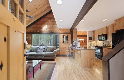 Sunriver Cabin | Pole House 10 - Updated Cabin, SHARC, Hot Tub